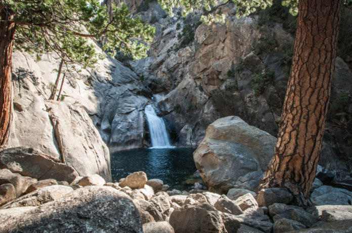 Kings canyon waterfall panorama